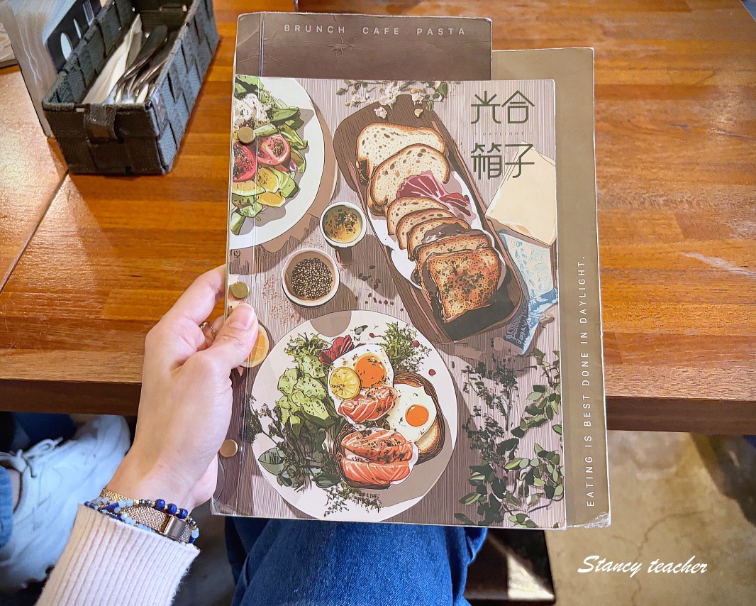 【光合箱子 華山店】台北華山早午餐推薦｜環境美、大份量早午餐超滿足｜奶油培根菇菇蛋超邪惡、班尼迪克蛋也好吃