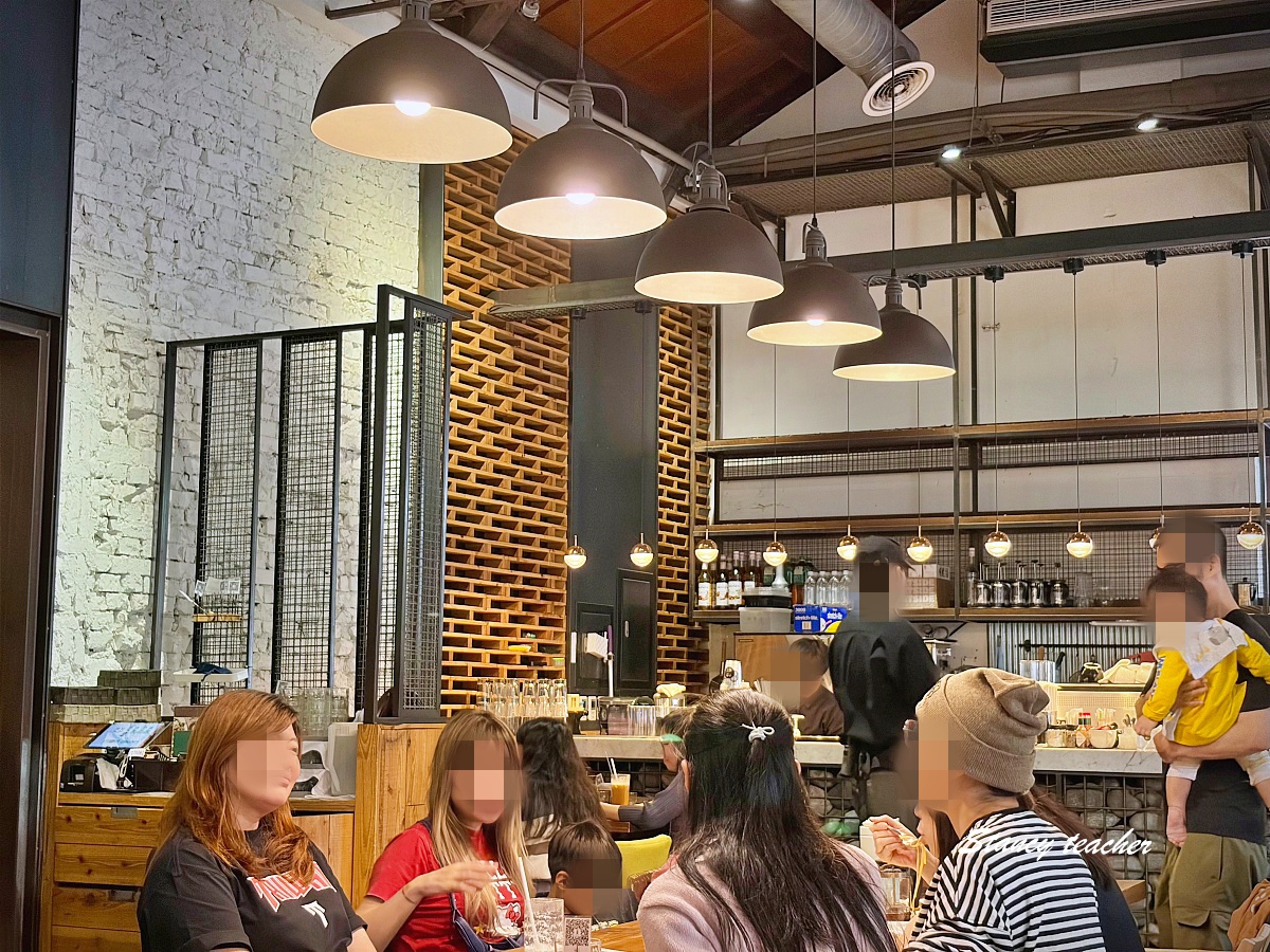 【光合箱子 華山店】台北華山早午餐推薦｜環境美、大份量早午餐超滿足｜奶油培根菇菇蛋超邪惡、班尼迪克蛋也好吃