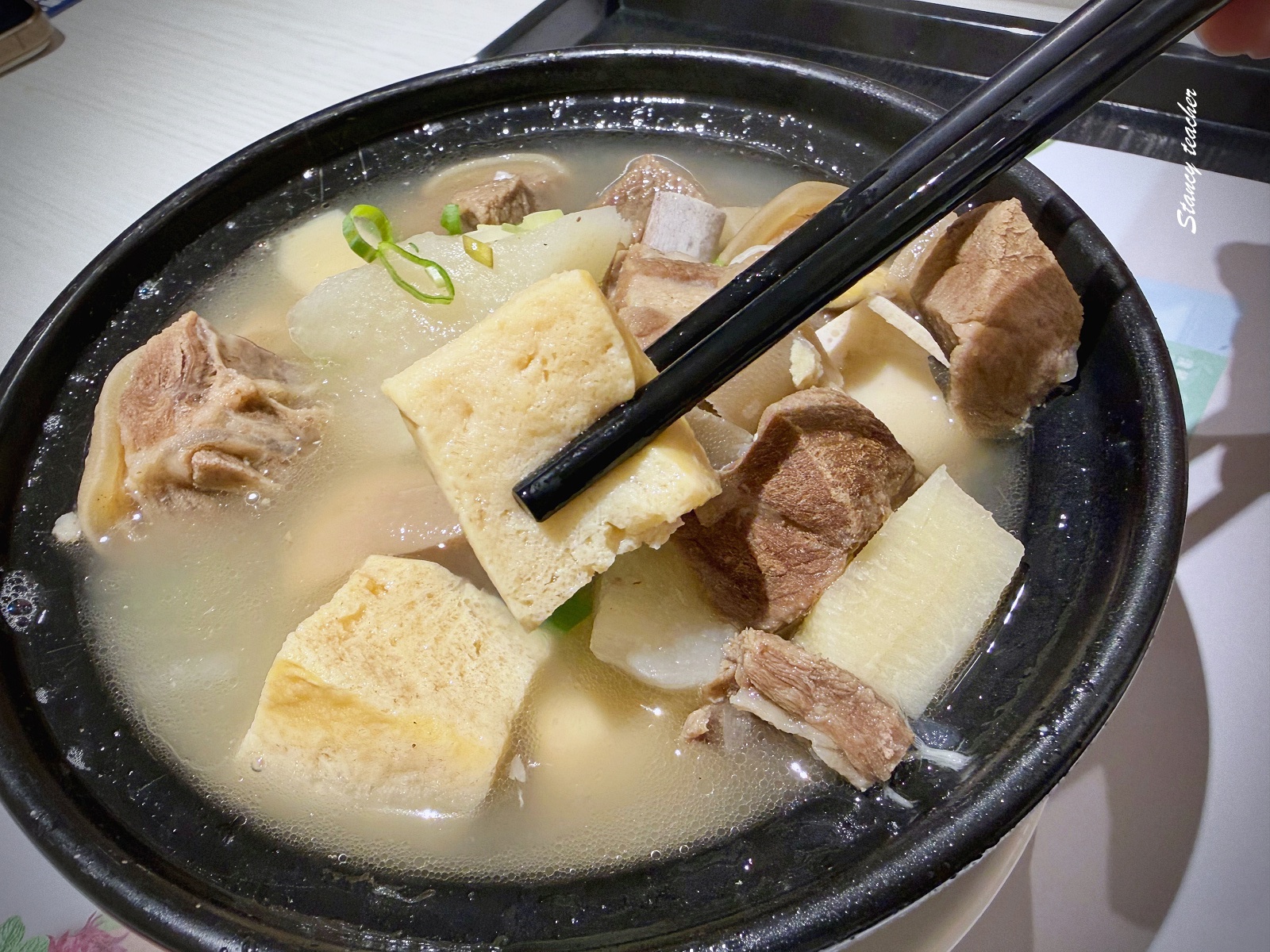 【內湖三總美食街】潮膳堂｜港式粥品、潮州麵點、燉湯一次滿足！內湖上班族最愛的清爽系港味餐廳（環境介紹）