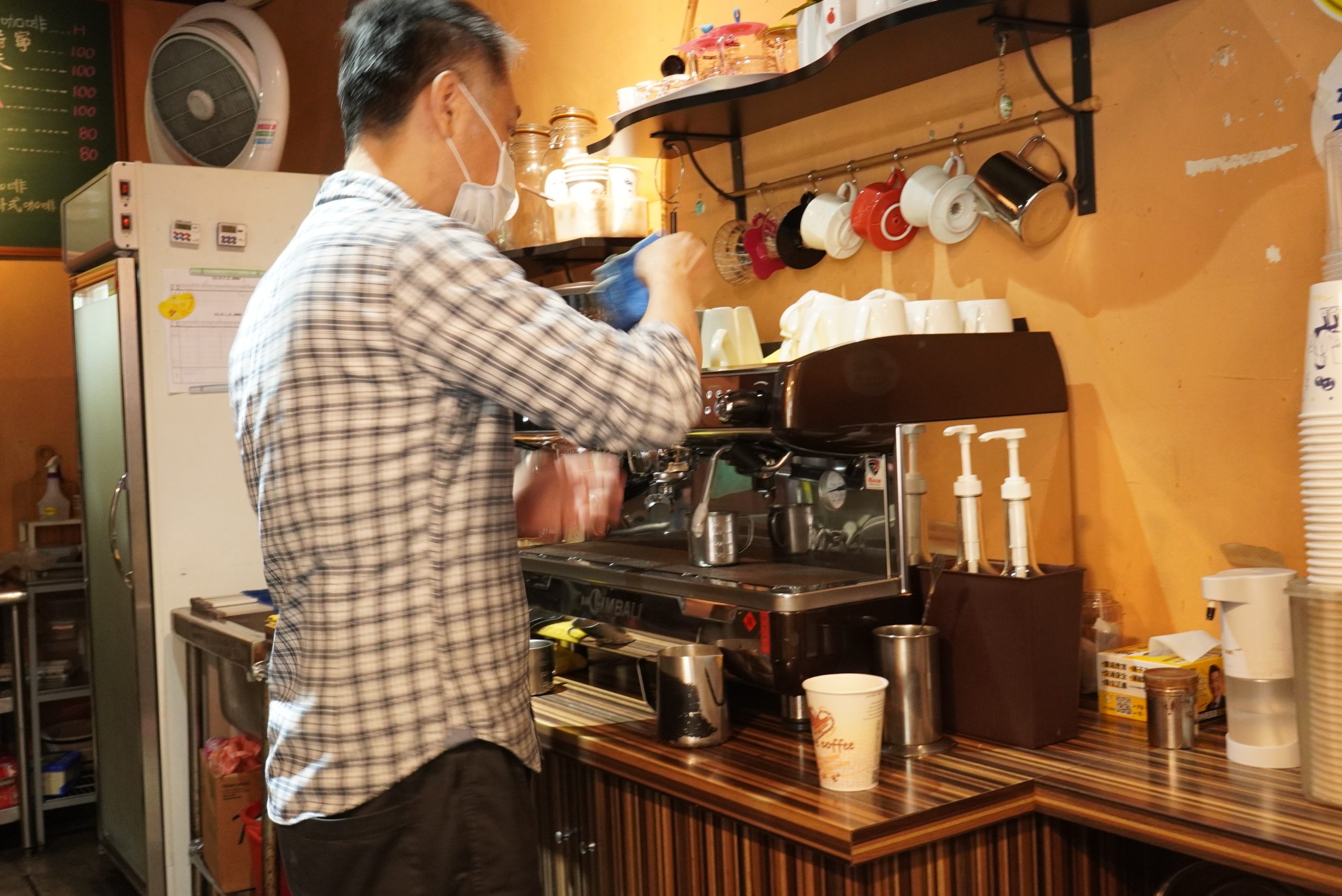 【北投咖啡廳推薦】簡單咖啡(原25元咖啡專賣店)|自家烘焙咖啡、老派溫度與最熟悉的日常味道 【北投咖啡廳推薦】簡單咖啡(原25元咖啡專賣店)|自家烘焙咖啡、老派溫度與最熟悉的日常味道