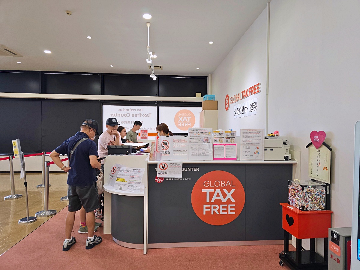 【沖繩 ASHIBINAA Outlet 必買攻略】品牌清單、退稅教學與最新購物心得（含退稅櫃台位置）