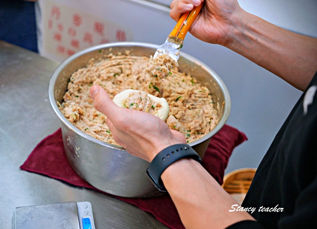 老上海包子萬華萬大店｜台北老麵包子萬大路美食必吃，手工現包現蒸一開賣就有人排隊