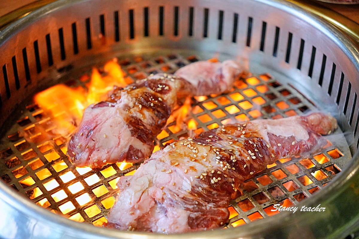 淡水美食｜淡水韓式燒肉吃到飽「梨花大苑」人參雞湯、燒肉、小菜、手工冰淇淋一次滿足