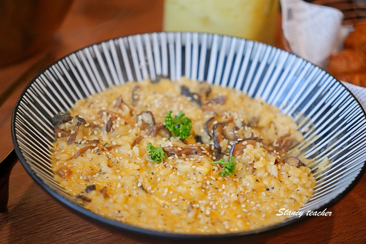 淡水美食｜淡水韓式燒肉吃到飽「梨花大苑」人參雞湯、燒肉、小菜、手工冰淇淋一次滿足