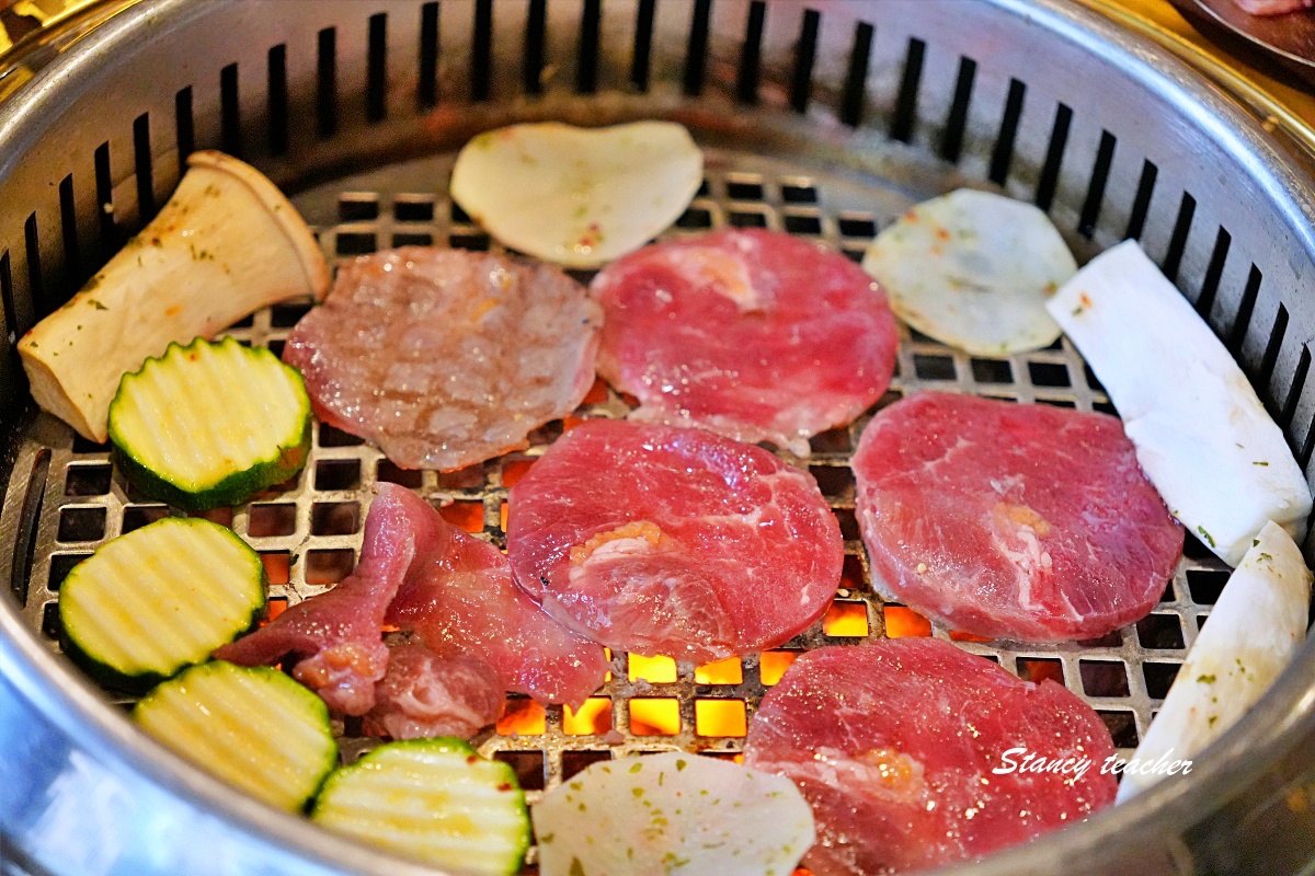 淡水美食｜淡水韓式燒肉吃到飽「梨花大苑」人參雞湯、燒肉、小菜、手工冰淇淋一次滿足