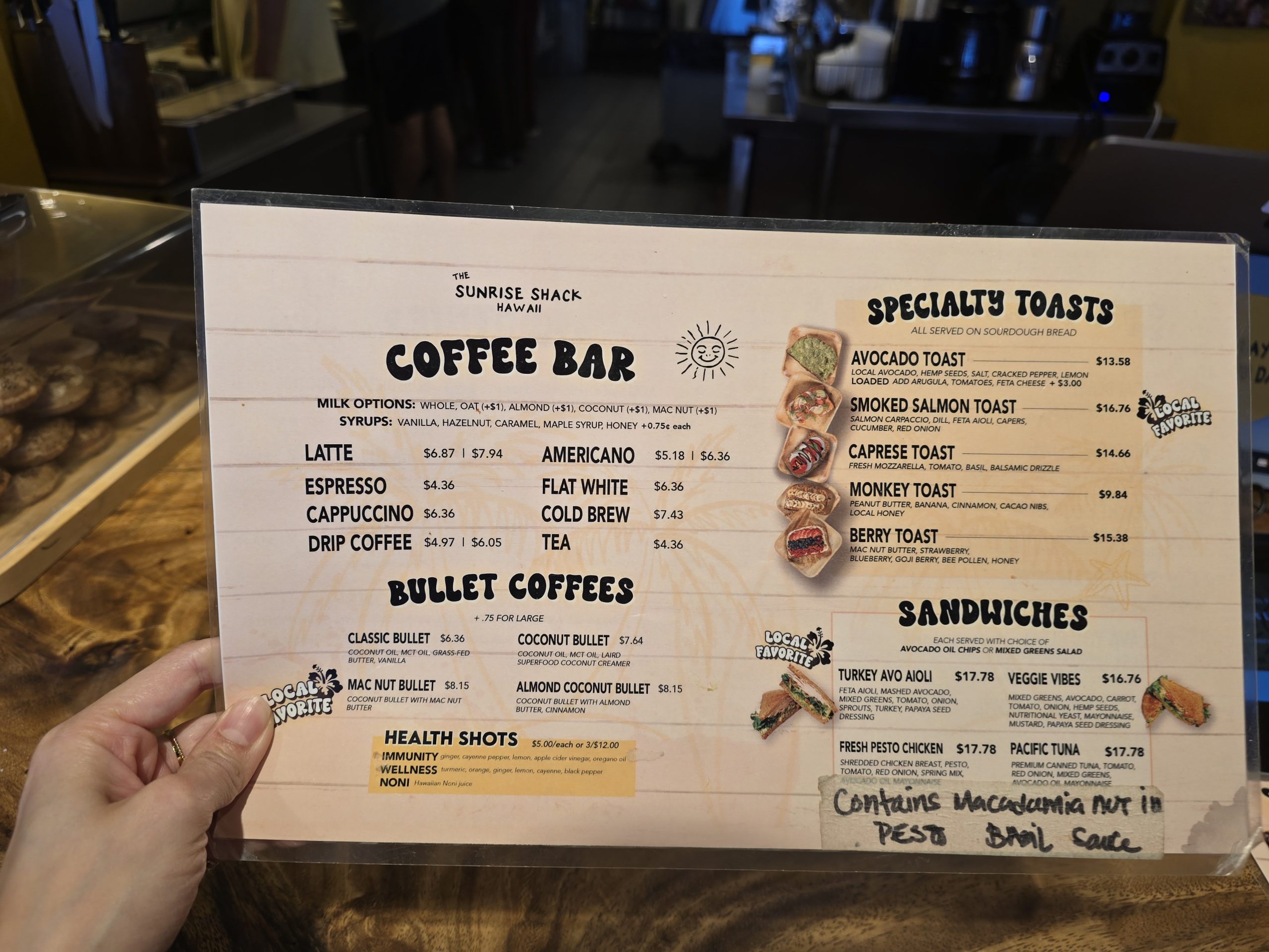 夏威夷維基基海灘美食推薦｜The Sunrise Shack Waikiki 彩色小屋裡的冰涼 Smoothie Bowl 甜點時光