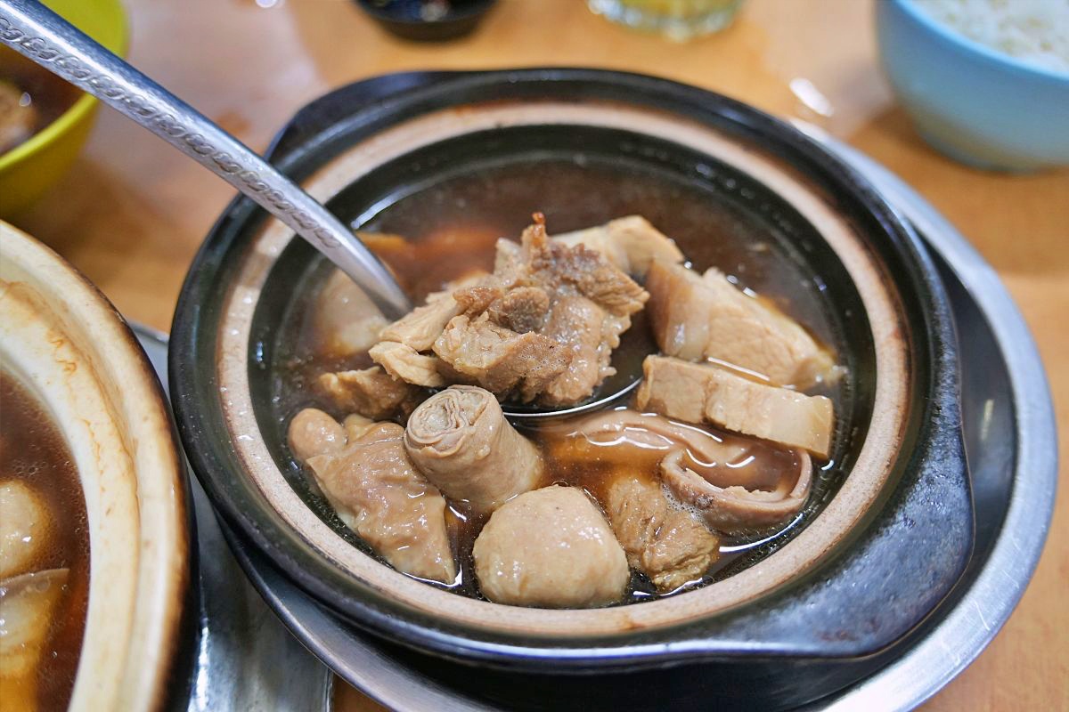 沙巴肉骨茶推薦｜亞庇榮記肉骨茶在地人愛店，原味胡椒當歸湯頭真的太強