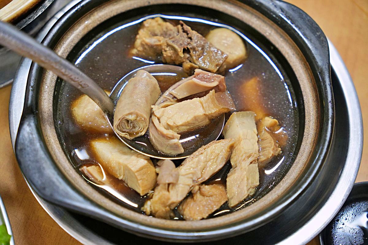 沙巴肉骨茶推薦｜亞庇榮記肉骨茶在地人愛店，原味胡椒當歸湯頭真的太強 @Stancy Teacher 美味異想世界