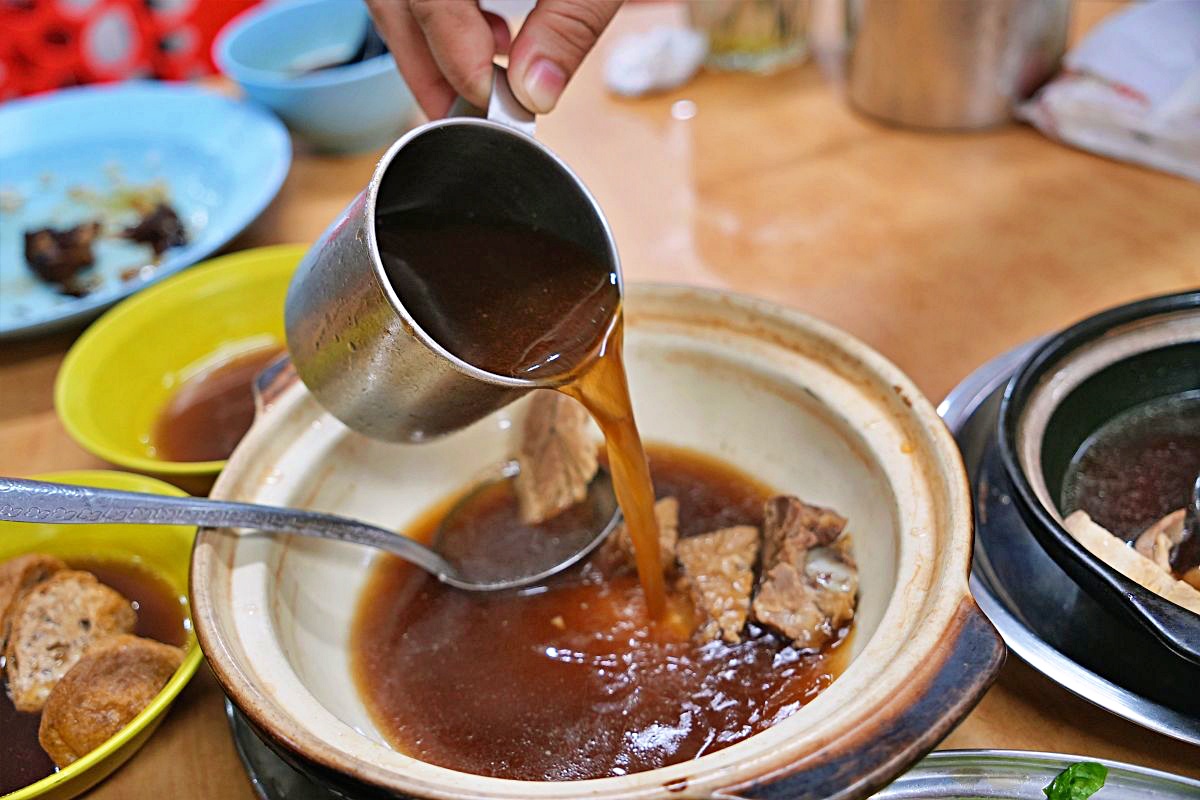 沙巴肉骨茶推薦｜亞庇榮記肉骨茶在地人愛店，原味胡椒當歸湯頭真的太強