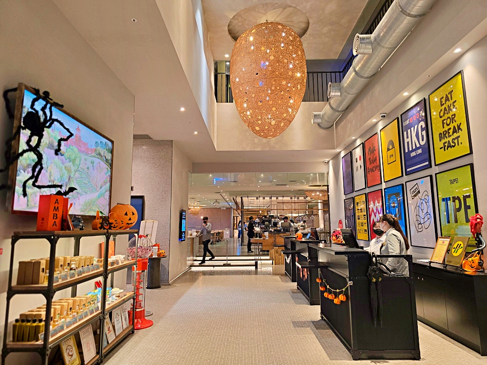 台北松山意舍酒店『QUE原木燒烤餐廳』松山站高空景觀牛排餐廳，原木燒烤肉盤＋龍蝦半自助晚餐