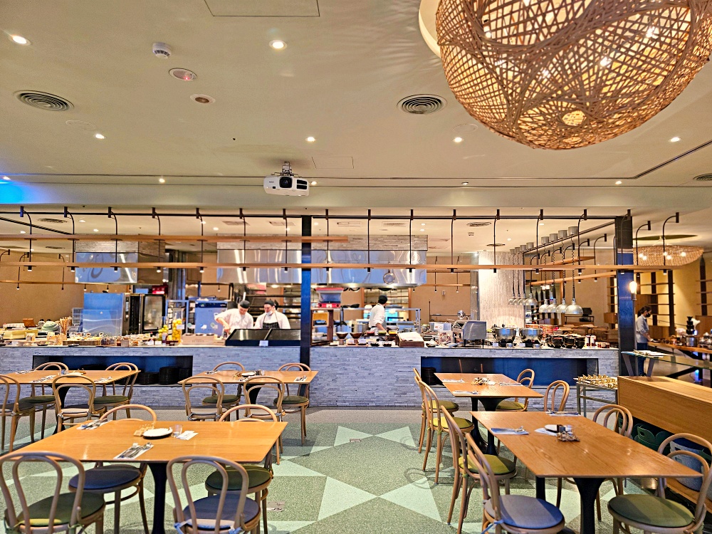 台北松山意舍酒店『QUE原木燒烤餐廳』松山站高空景觀牛排餐廳，原木燒烤肉盤＋龍蝦半自助晚餐