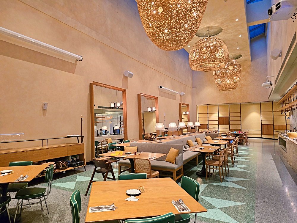 台北松山意舍酒店『QUE原木燒烤餐廳』松山站高空景觀牛排餐廳，原木燒烤肉盤＋龍蝦半自助晚餐