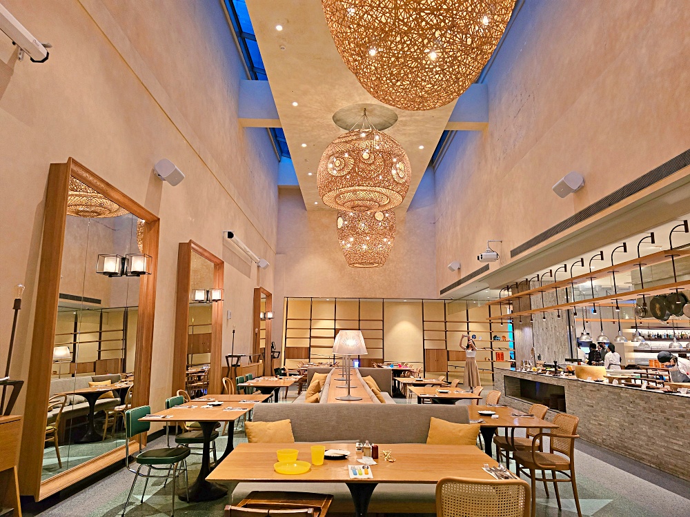 台北松山意舍酒店『QUE原木燒烤餐廳』松山站高空景觀牛排餐廳，原木燒烤肉盤＋龍蝦半自助晚餐