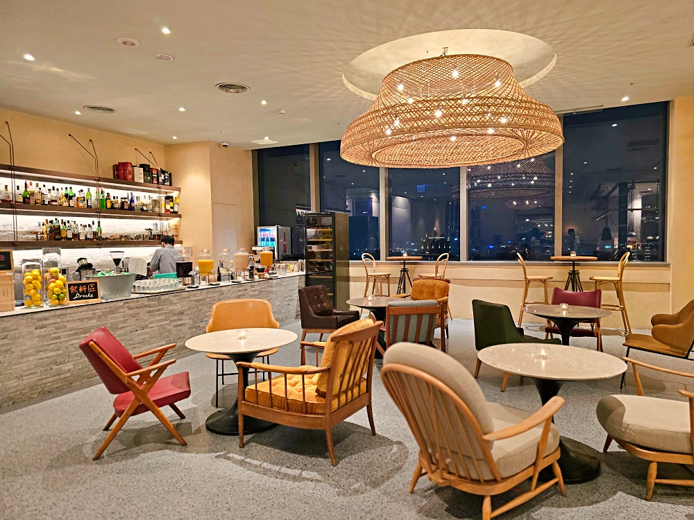 台北松山意舍酒店『QUE原木燒烤餐廳』松山站高空景觀牛排餐廳，原木燒烤肉盤＋龍蝦半自助晚餐