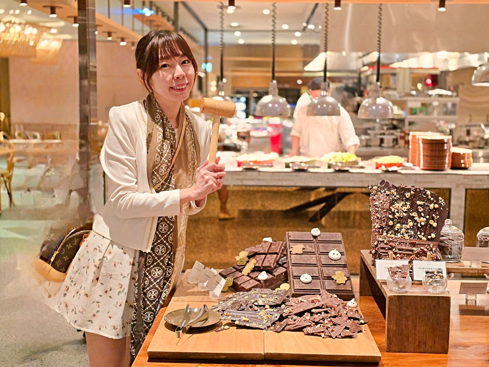 台北松山意舍酒店『QUE原木燒烤餐廳』松山站高空景觀牛排餐廳，原木燒烤肉盤＋龍蝦半自助晚餐