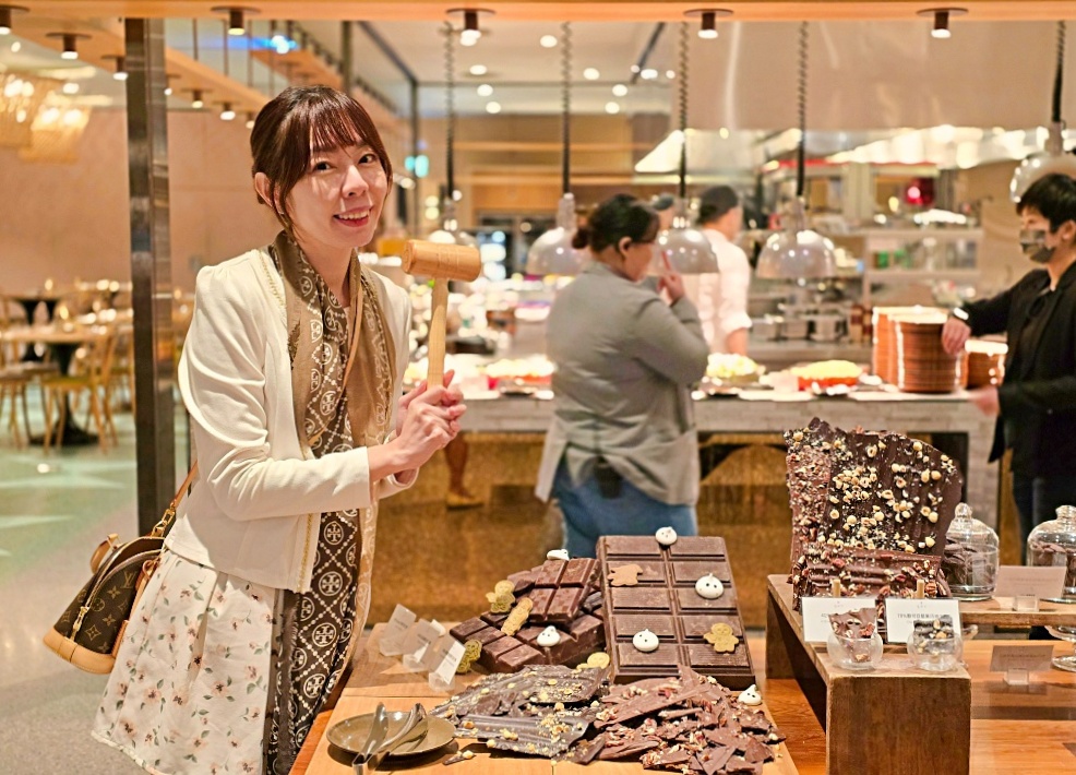 台北松山意舍酒店『QUE原木燒烤餐廳』松山站高空景觀牛排餐廳，原木燒烤肉盤＋龍蝦半自助晚餐