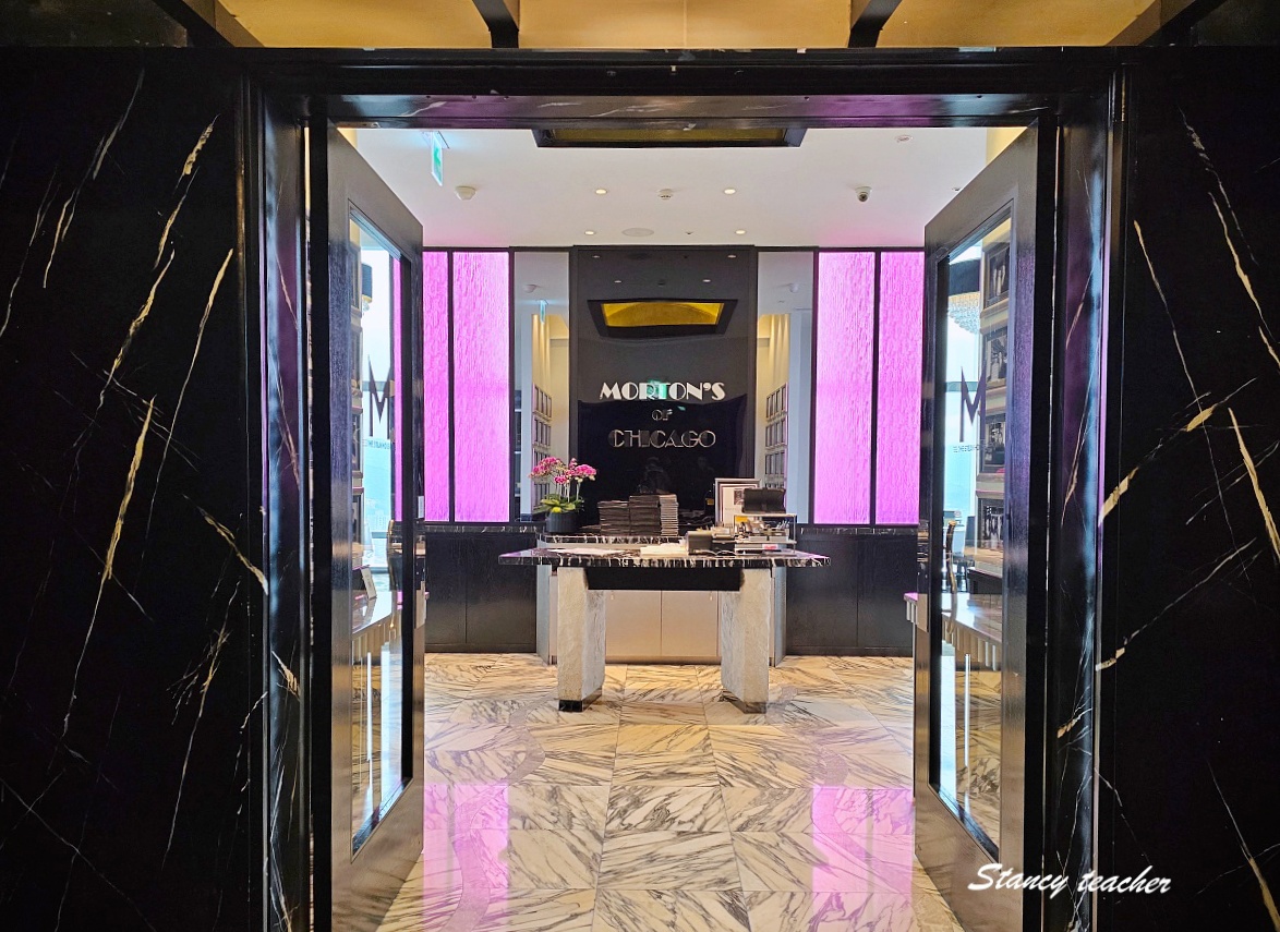 莫爾頓牛排館台北店入口與接待櫃台照片