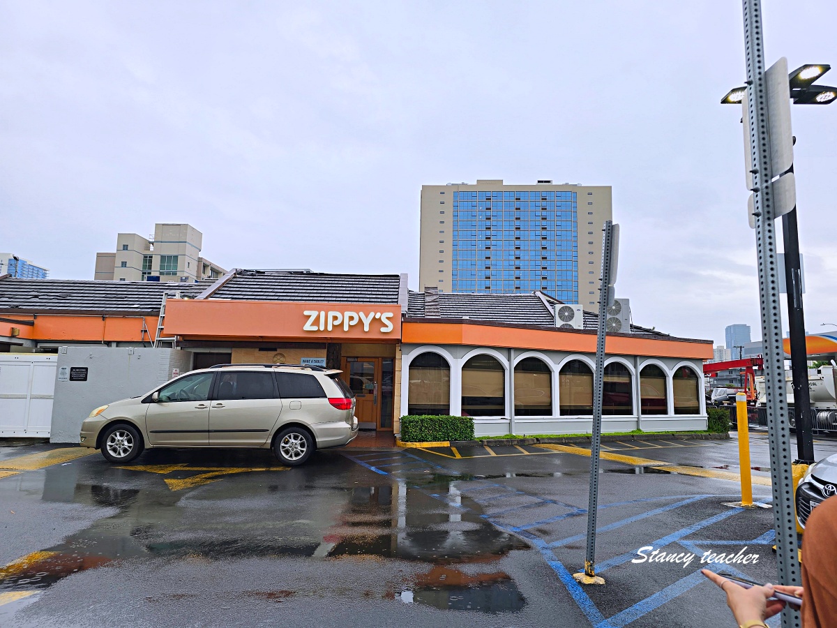 【夏威夷美食推薦】Zippy’s 夏威夷在地連鎖餐廳心得：牛骨湯大碗到驚人，家庭旅遊超適合