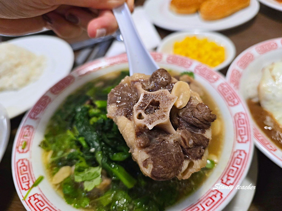 【夏威夷美食推薦】Zippy’s 夏威夷在地連鎖餐廳心得:牛骨湯大碗到驚人,家庭旅遊超適合 【夏威夷美食推薦】Zippy’s 夏威夷在地連鎖餐廳心得:牛骨湯大碗到驚人,家庭旅遊超適合