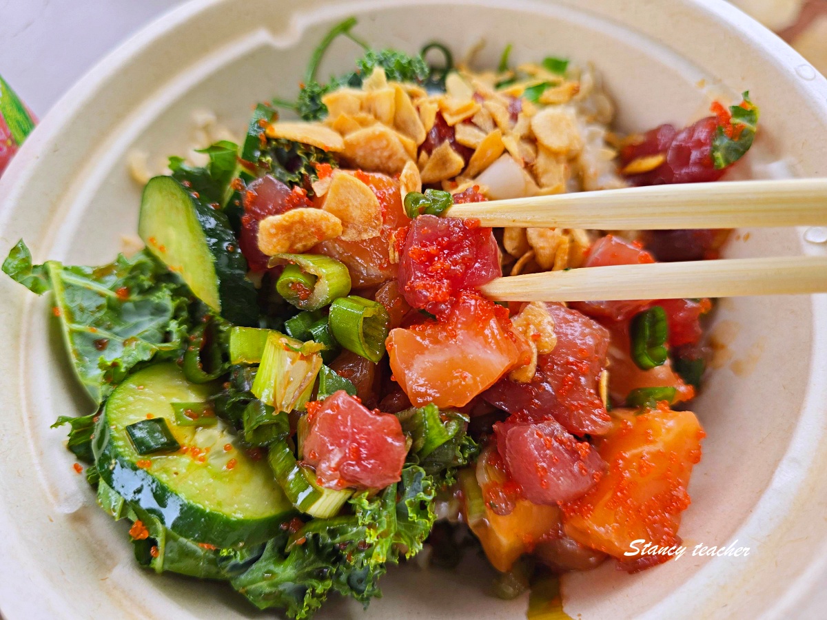 夏威夷維基基美食推薦｜POKÉ BAR 鮪魚鮭魚生魚飯，萬豪飯店附近走路就能吃