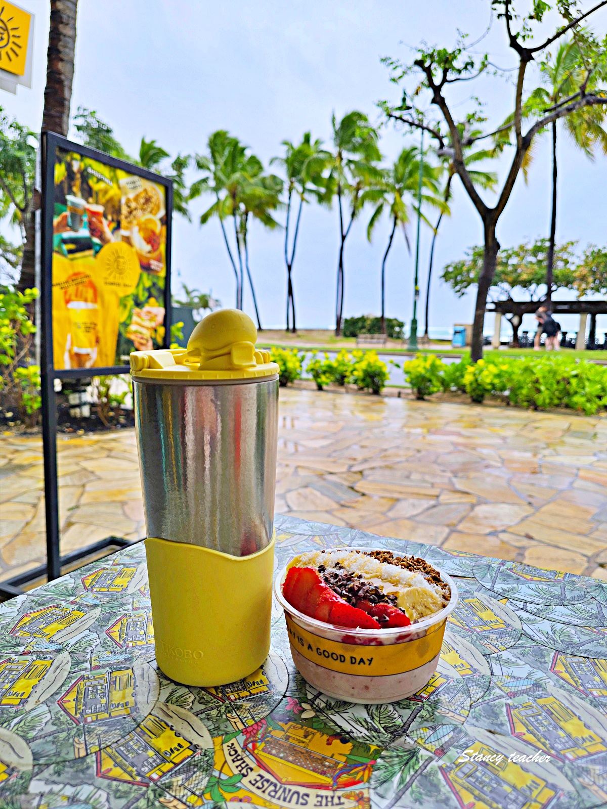 夏威夷維基基海灘美食推薦｜The Sunrise Shack Waikiki 彩色小屋裡的冰涼 Smoothie Bowl 甜點時光