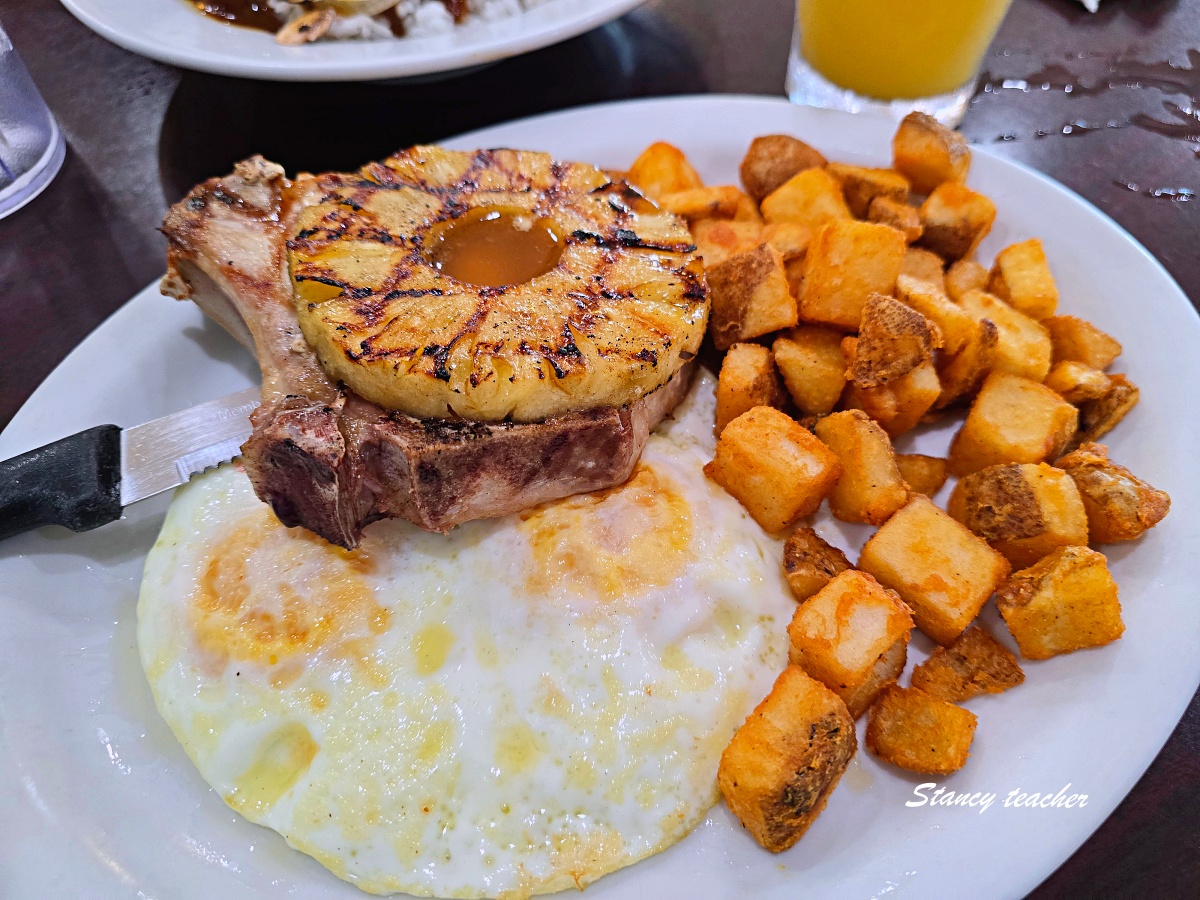 夏威夷必吃餐廳推薦｜Eggs ’n Things 早午餐必吃，鬆餅、Loco Moco、鳳梨豬排一次滿足