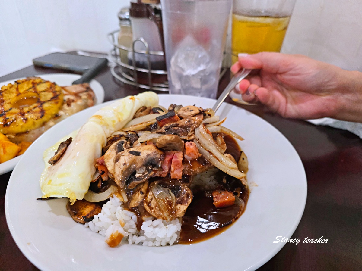 夏威夷必吃餐廳推薦｜Eggs ’n Things 早午餐必吃，鬆餅、Loco Moco、鳳梨豬排一次滿足
