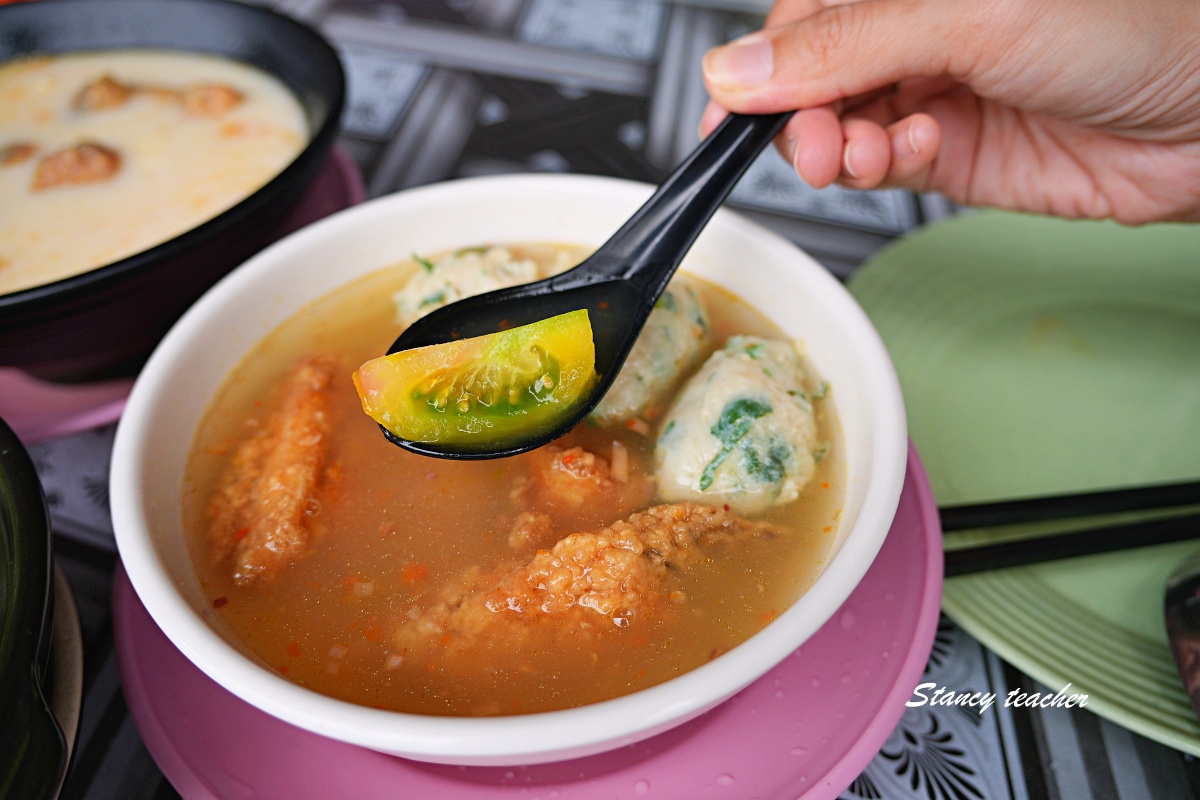 沙巴美食推薦｜在地人帶路必吃 Asam Pedas 酸辣魚湯，這家亞庇隱藏版茶室真的太強