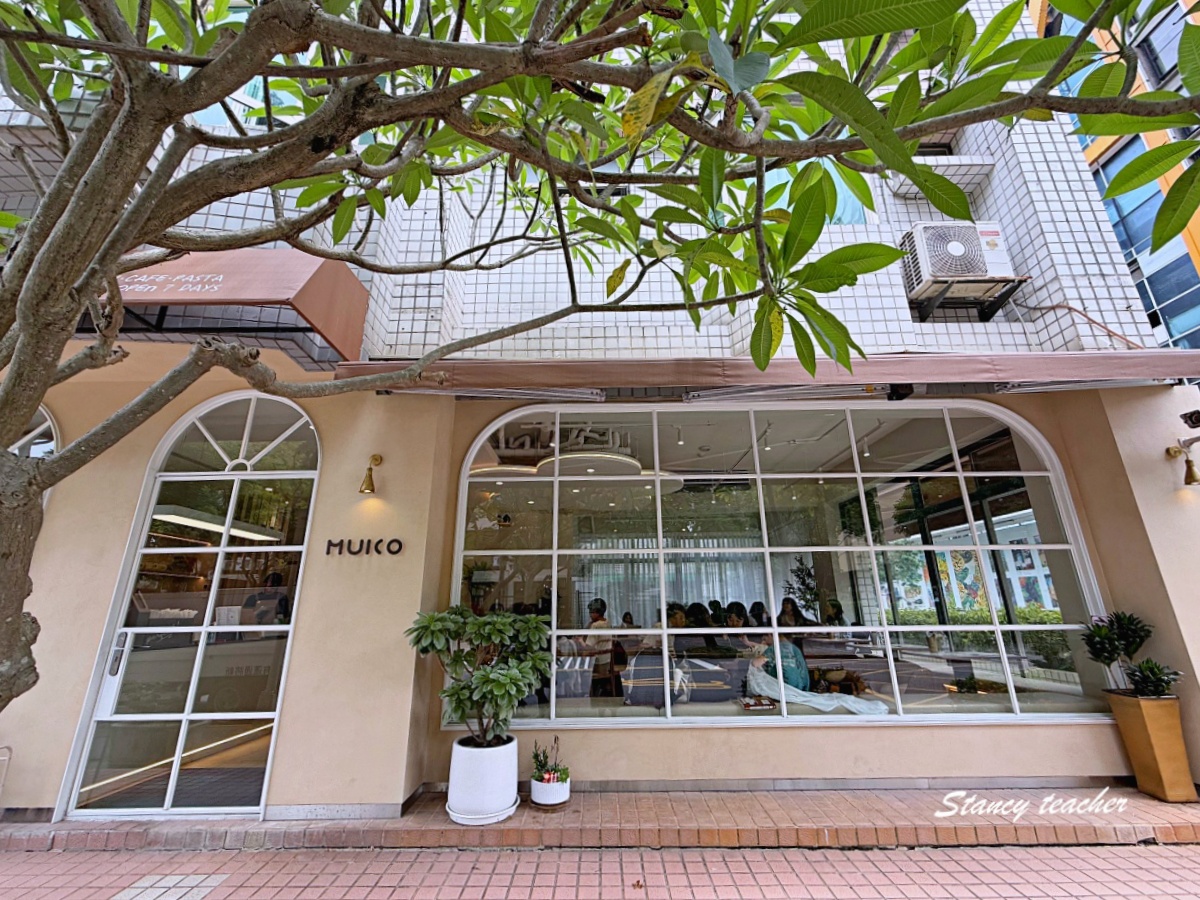 信義區早午餐推薦｜Muko Brunch 信義店，台北101旁明亮系早午餐咖啡廳，班尼迪克蛋、紅酒燉牛肉、鮮蝦寬扁麵都好拍好吃