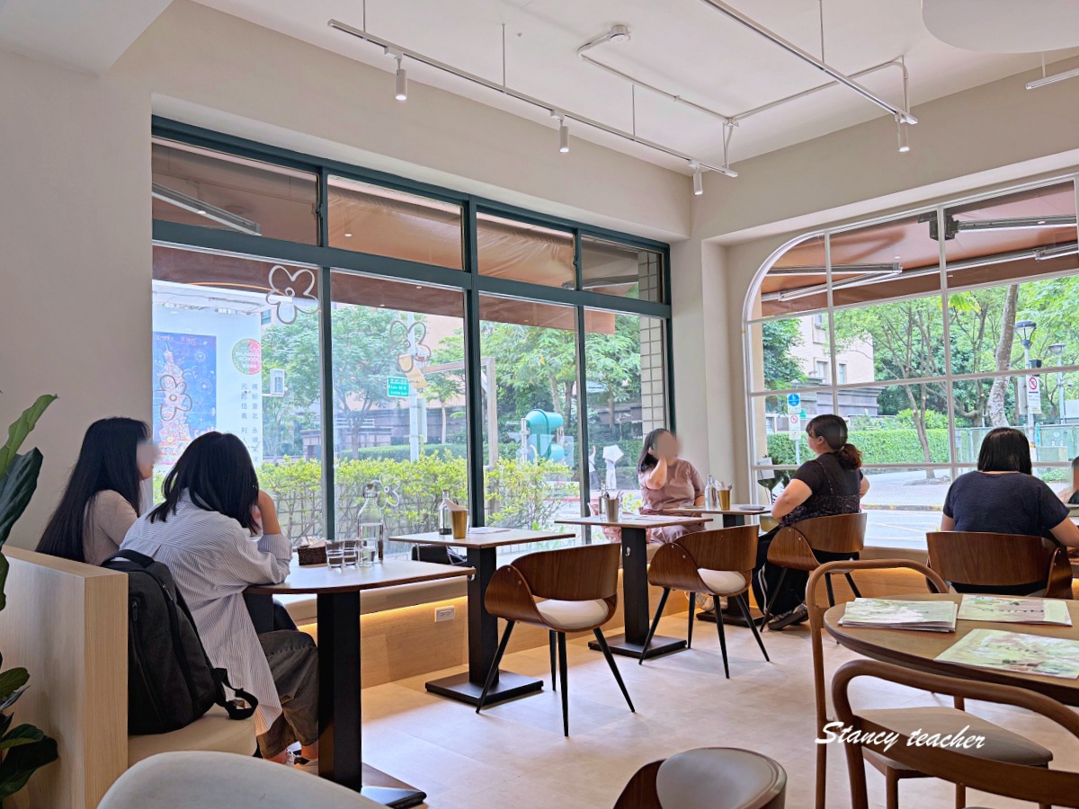 信義區早午餐推薦｜Muko Brunch 信義店，台北101旁明亮系早午餐咖啡廳，班尼迪克蛋、紅酒燉牛肉、鮮蝦寬扁麵都好拍好吃