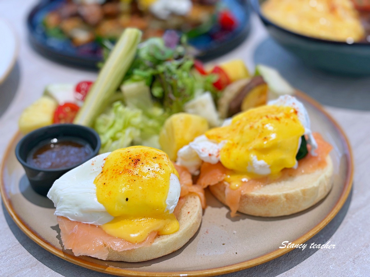 信義區早午餐推薦｜Muko Brunch 信義店，台北101旁明亮系早午餐咖啡廳，班尼迪克蛋、紅酒燉牛肉、鮮蝦寬扁麵都好拍好吃