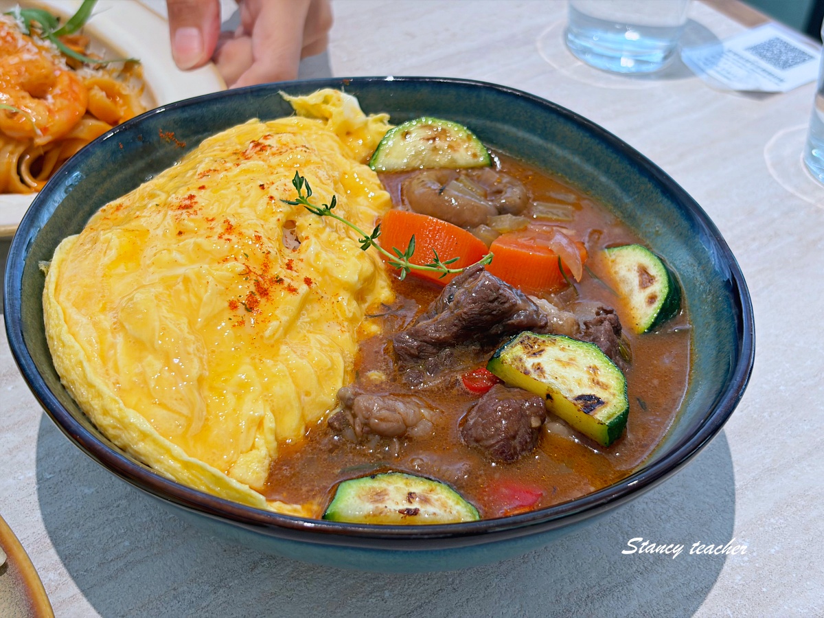 信義區早午餐推薦｜Muko Brunch 信義店，台北101旁明亮系早午餐咖啡廳，班尼迪克蛋、紅酒燉牛肉、鮮蝦寬扁麵都好拍好吃