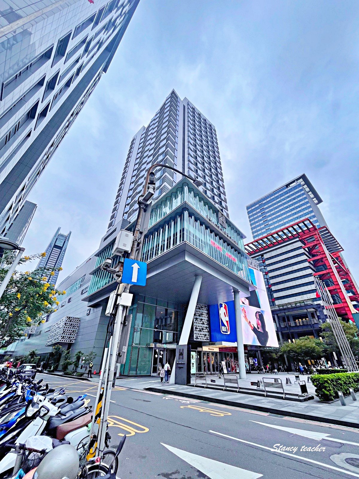 台北艾麗希爾頓格芮精選酒店｜信義區101旁住宿推薦，高空泳池、城市窗景與LA FARFALLA早餐心得