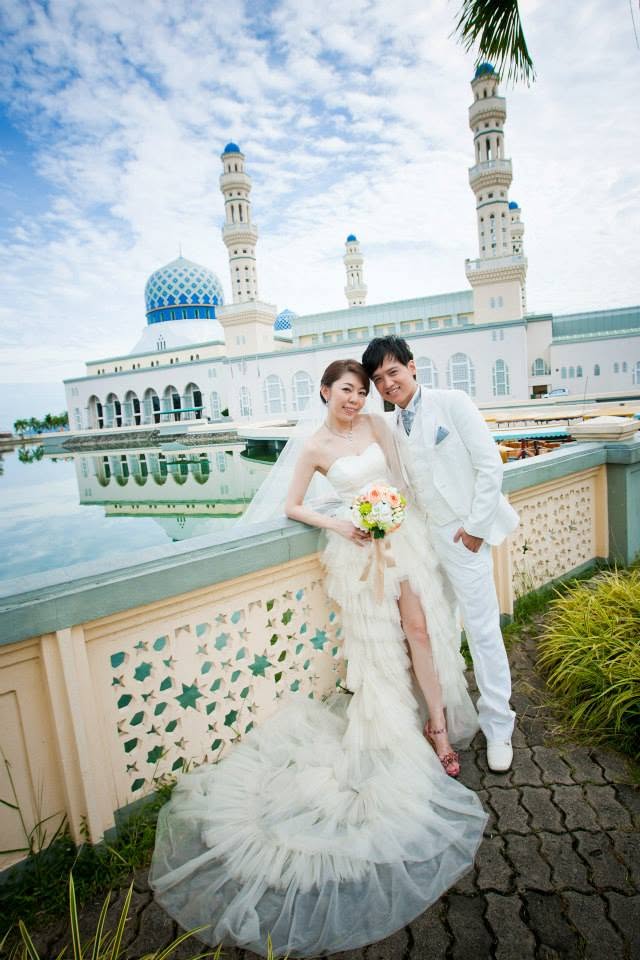 【沙巴景點必去】沙巴水上清真寺 Masjid Bandaraya Kota Kinabalu：哥打京那巴魯最美藍白地標，拍照視角、服裝禁忌、入內參觀心得