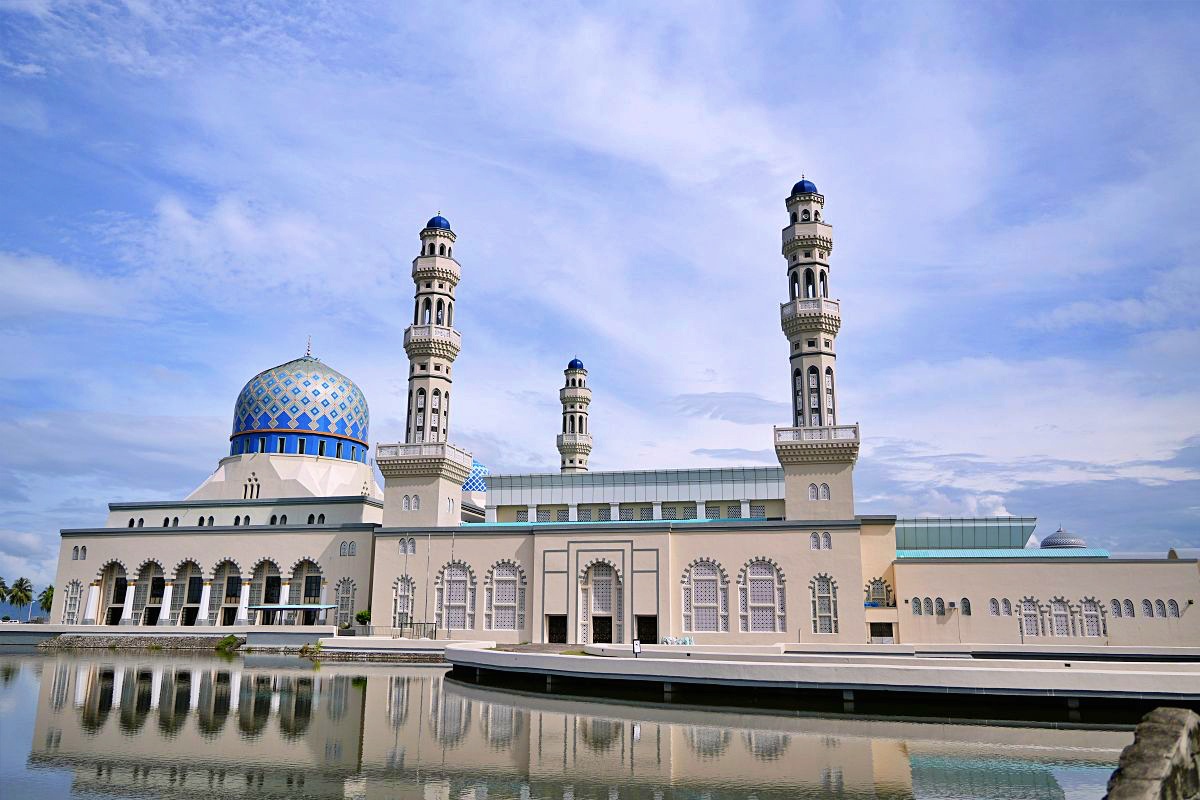 【沙巴景點必去】沙巴水上清真寺 Masjid Bandaraya Kota Kinabalu：哥打京那巴魯最美藍白地標，拍照視角、服裝禁忌、入內參觀心得