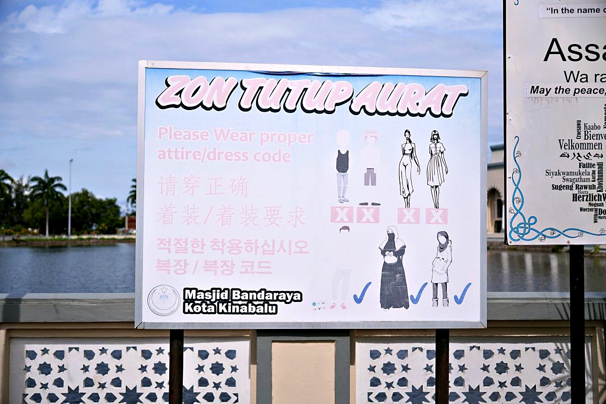 【沙巴景點必去】沙巴水上清真寺 Masjid Bandaraya Kota Kinabalu：哥打京那巴魯最美藍白地標，拍照視角、服裝禁忌、入內參觀心得