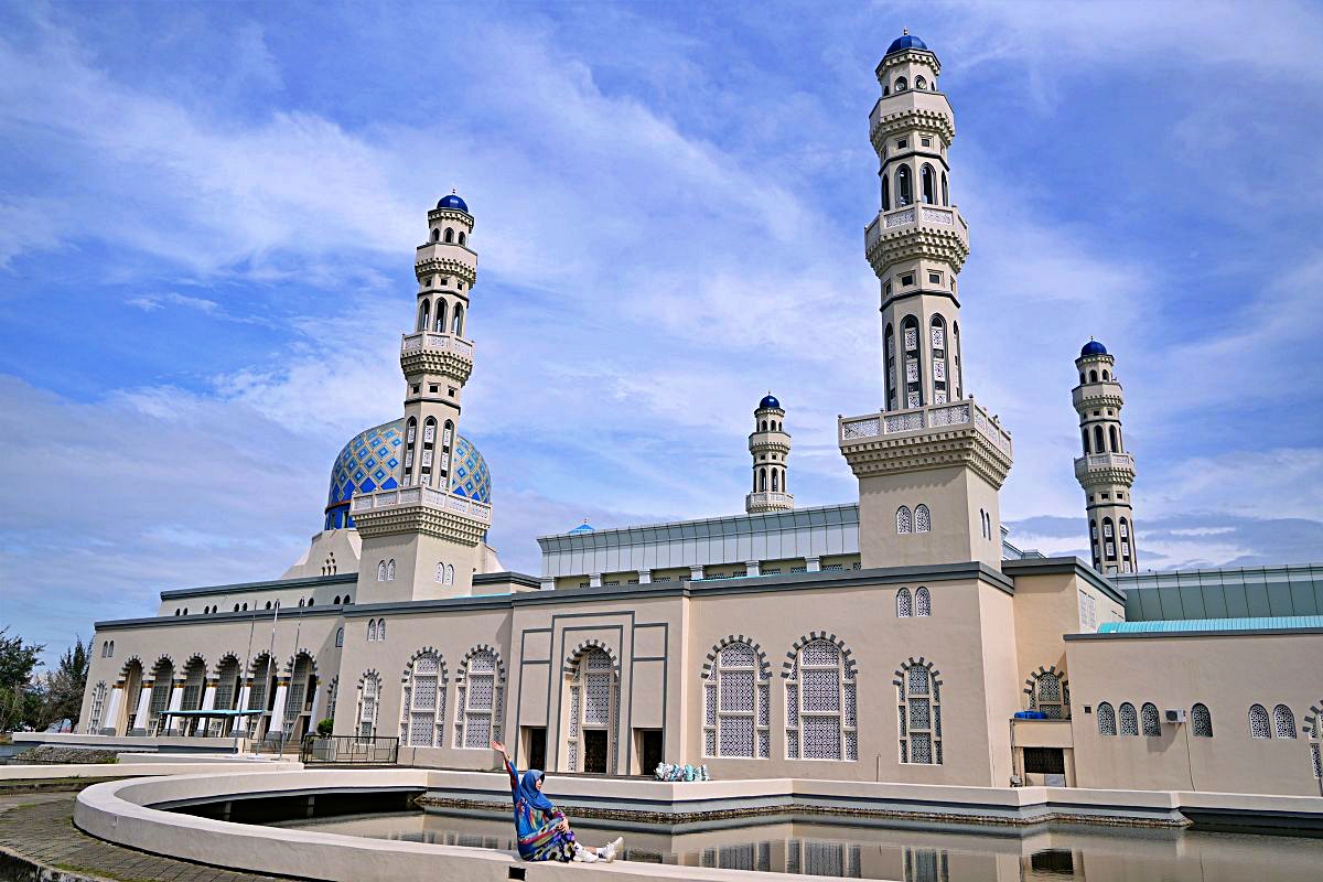 【沙巴景點必去】沙巴水上清真寺 Masjid Bandaraya Kota Kinabalu：哥打京那巴魯最美藍白地標，拍照視角、服裝禁忌、入內參觀心得