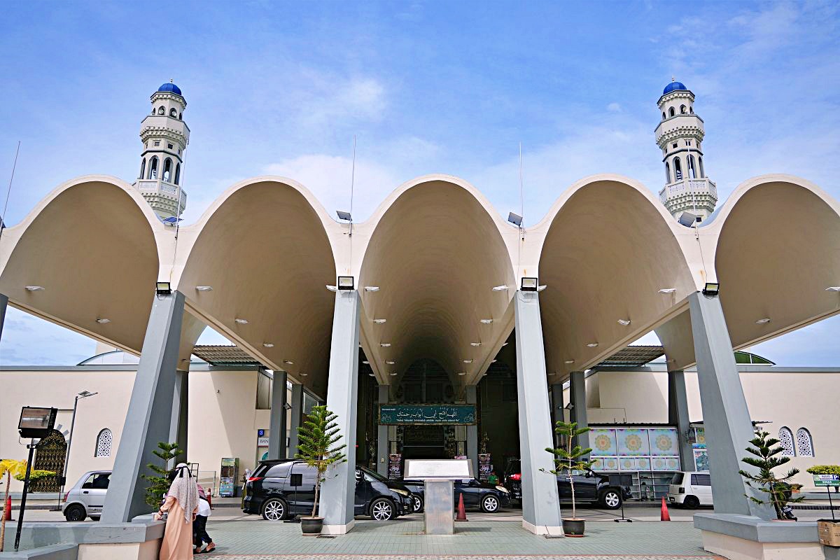 【沙巴景點必去】沙巴水上清真寺 Masjid Bandaraya Kota Kinabalu：哥打京那巴魯最美藍白地標，拍照視角、服裝禁忌、入內參觀心得