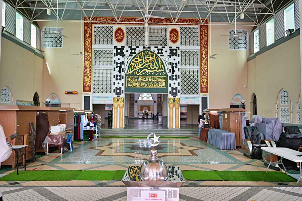 【沙巴景點必去】沙巴水上清真寺 Masjid Bandaraya Kota Kinabalu：哥打京那巴魯最美藍白地標，拍照視角、服裝禁忌、入內參觀心得