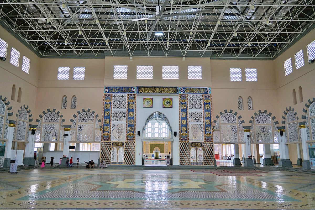 【沙巴景點必去】沙巴水上清真寺 Masjid Bandaraya Kota Kinabalu：哥打京那巴魯最美藍白地標，拍照視角、服裝禁忌、入內參觀心得