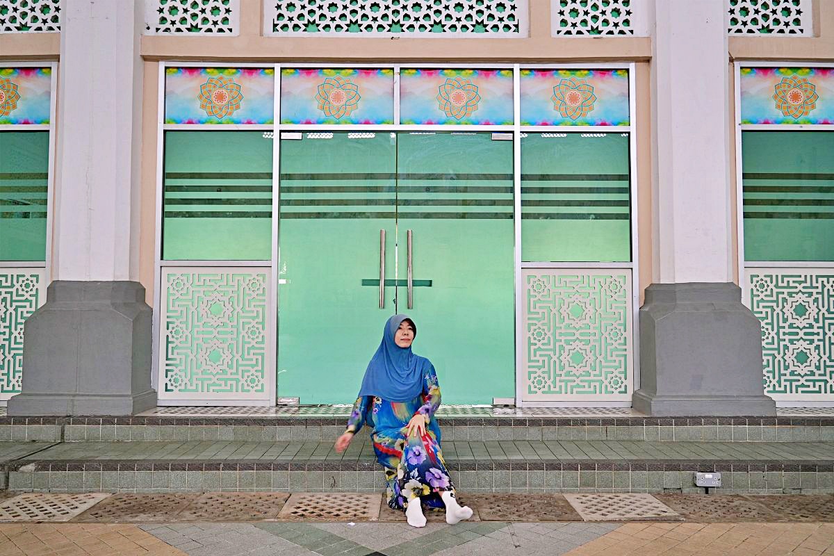 【沙巴景點必去】沙巴水上清真寺 Masjid Bandaraya Kota Kinabalu：哥打京那巴魯最美藍白地標，拍照視角、服裝禁忌、入內參觀心得