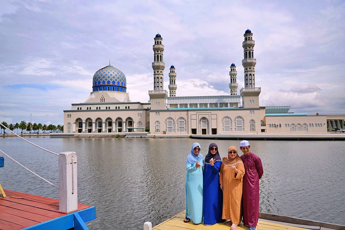 【沙巴景點必去】沙巴水上清真寺 Masjid Bandaraya Kota Kinabalu：哥打京那巴魯最美藍白地標，拍照視角、服裝禁忌、入內參觀心得