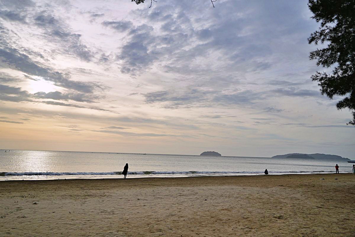 【丹絨亞路沙灘夕陽】ZING Sunset Bar 沙巴亞庇海景餐酒館心得:坐在海邊吃披薩,看見世界級橘金夕陽 【丹絨亞路沙灘夕陽】ZING Sunset Bar 沙巴亞庇海景餐酒館心得:坐在海邊吃披薩,看見世界級橘金夕陽
