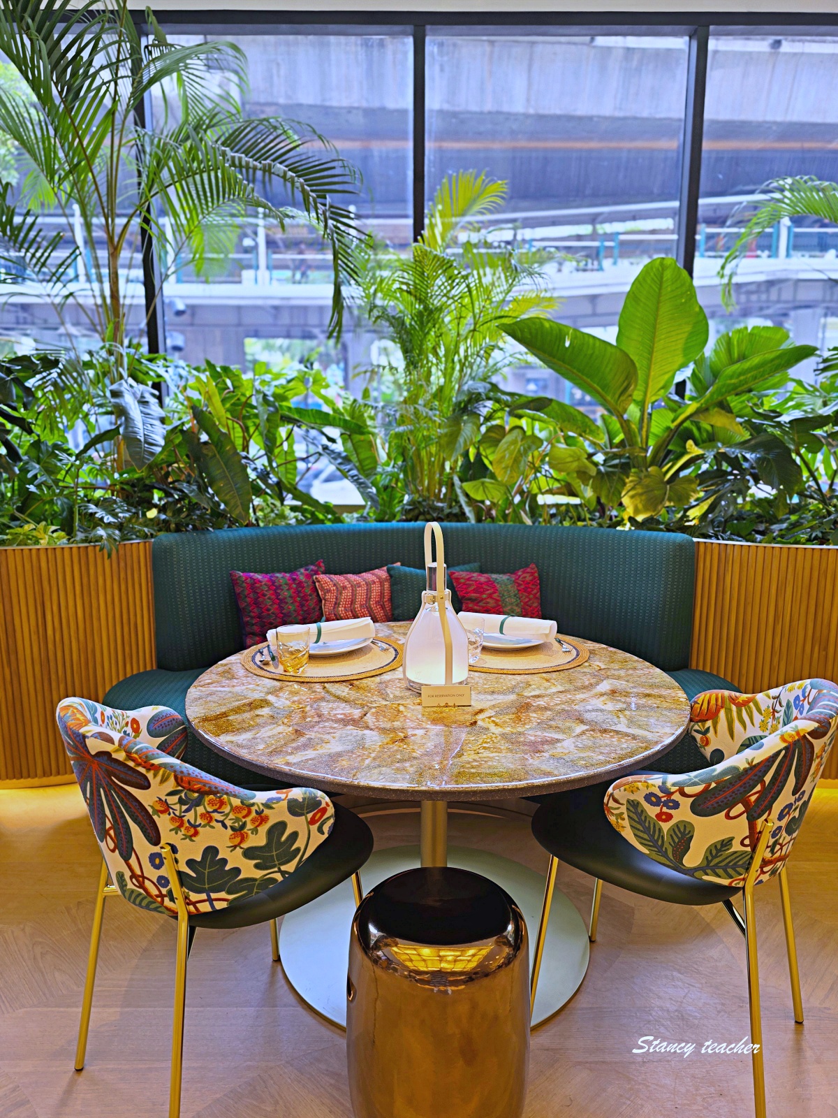 曼谷 LV 咖啡廳攻略｜LV The Place Bangkok 必拍 Logo 甜點，Le Café Louis Vuitton 訂位與菜單推薦