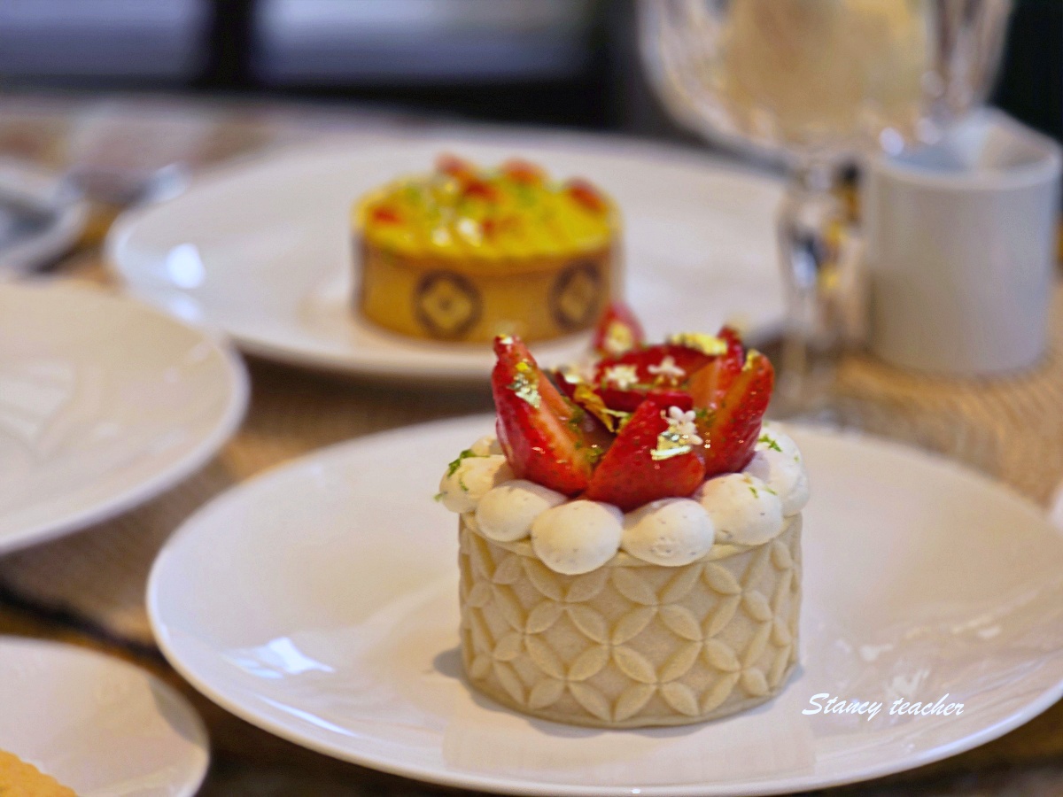 曼谷 LV 咖啡廳攻略｜LV The Place Bangkok 必拍 Logo 甜點，Le Café Louis Vuitton 訂位與菜單推薦
