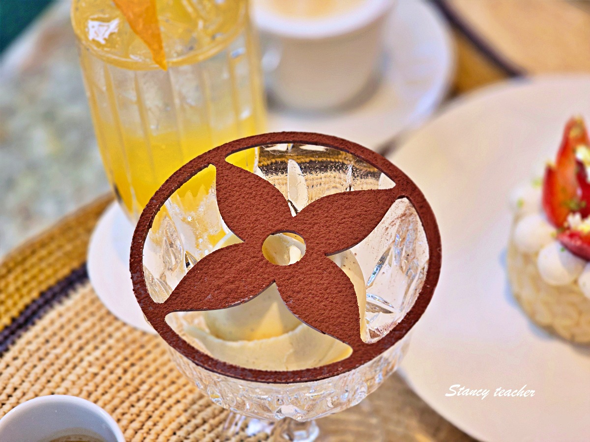曼谷 LV 咖啡廳攻略｜LV The Place Bangkok 必拍 Logo 甜點，Le Café Louis Vuitton 訂位與菜單推薦