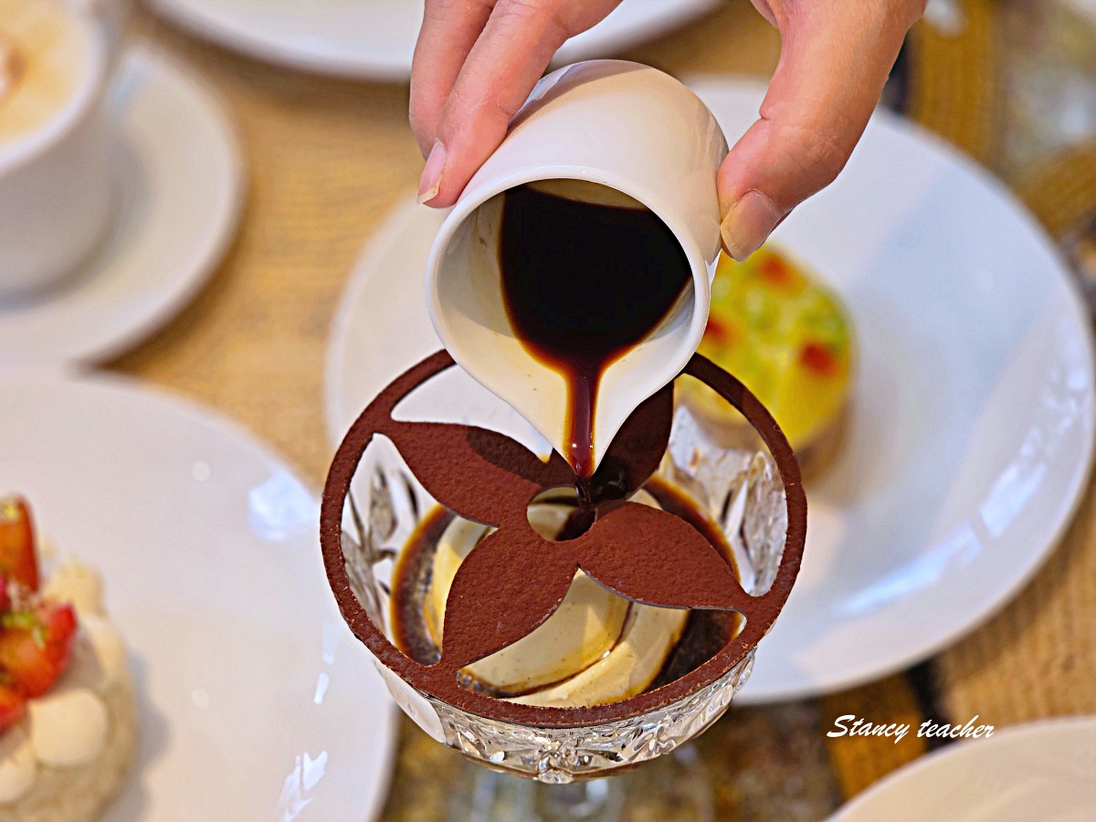 曼谷 LV 咖啡廳攻略｜LV The Place Bangkok 必拍 Logo 甜點，Le Café Louis Vuitton 訂位與菜單推薦