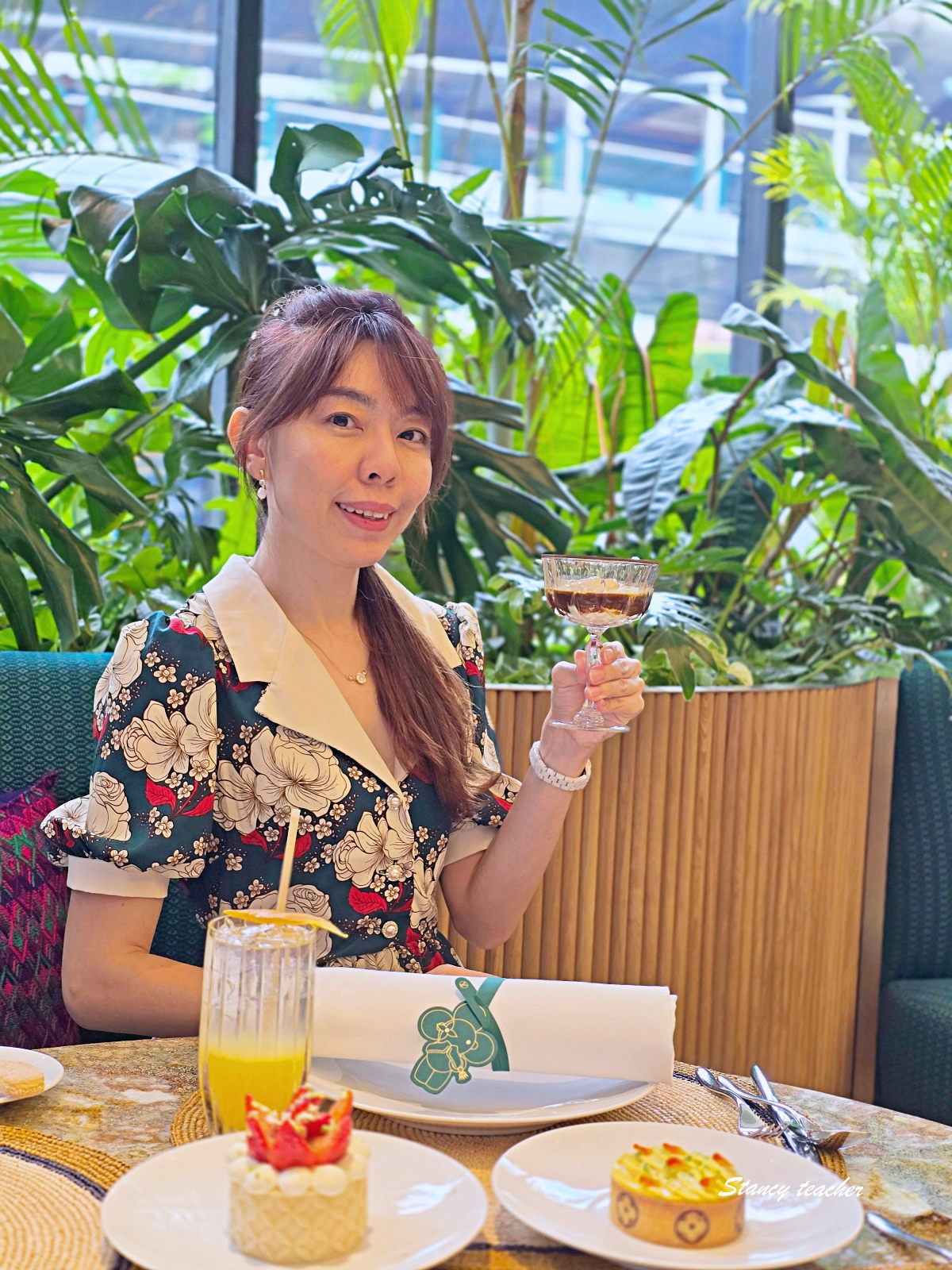 曼谷 LV 咖啡廳攻略｜LV The Place Bangkok 必拍 Logo 甜點，Le Café Louis Vuitton 訂位與菜單推薦