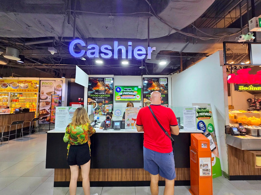 曼谷 MBK Center 懶人包｜在地人也愛逛的老牌百貨，樓層介紹、美食街、手機配件、伴手禮一次看