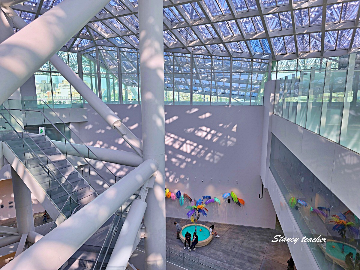 南美春室 The POOL 台南美術館咖啡廳｜姐妹台南小旅行發現的純白玻璃屋餐廳，拍照、吃飯、看展一次收集